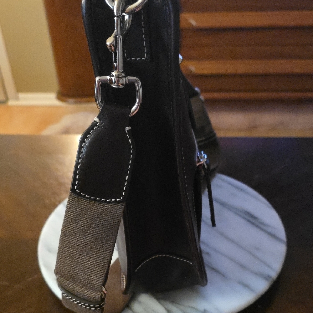 Dooney & Bourke Leather Crossbody Bag With Silver Hardware! - Picture 10 of 17